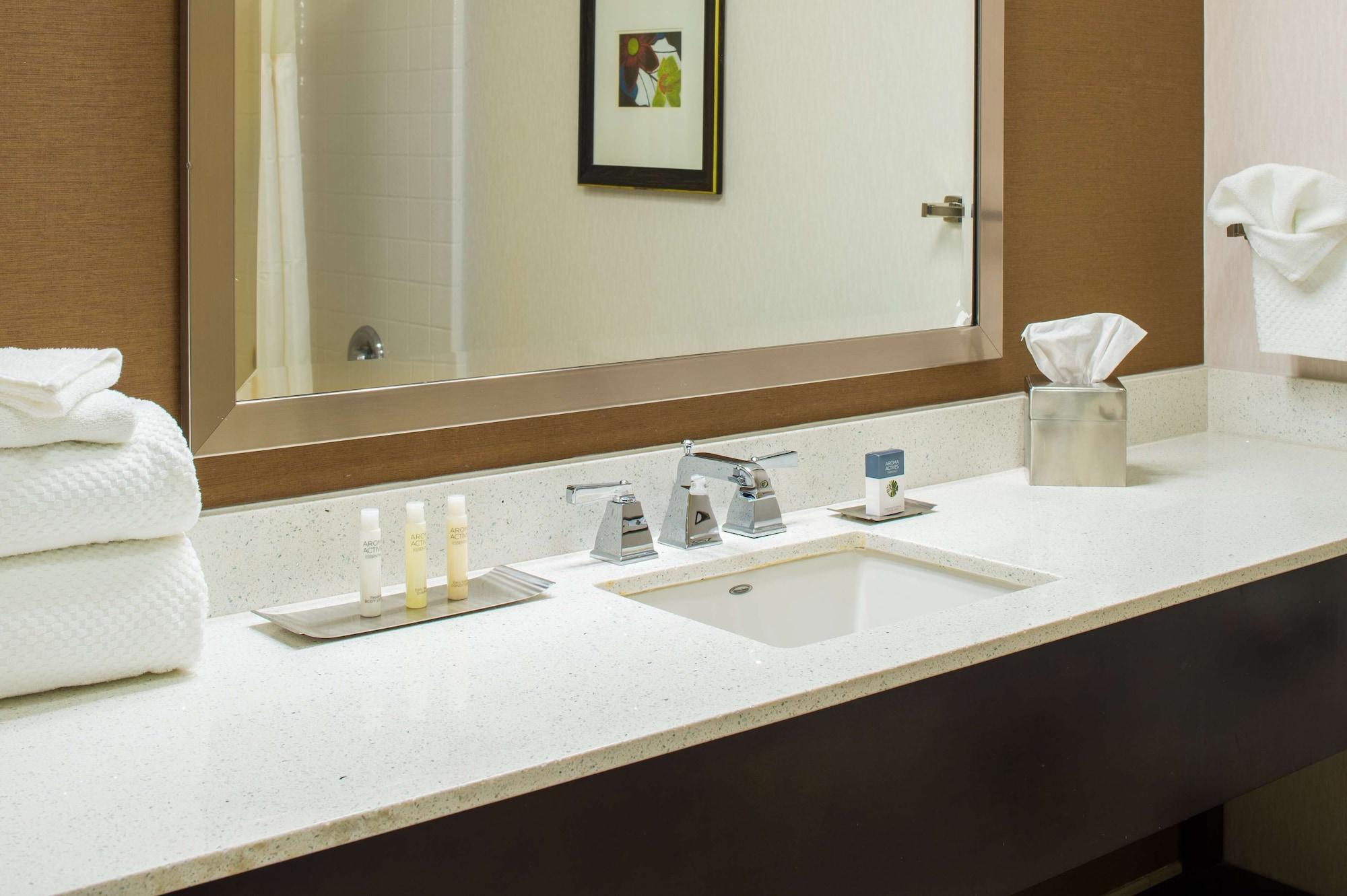 Doubletree By Hilton Olympia Hotel Екстериор снимка