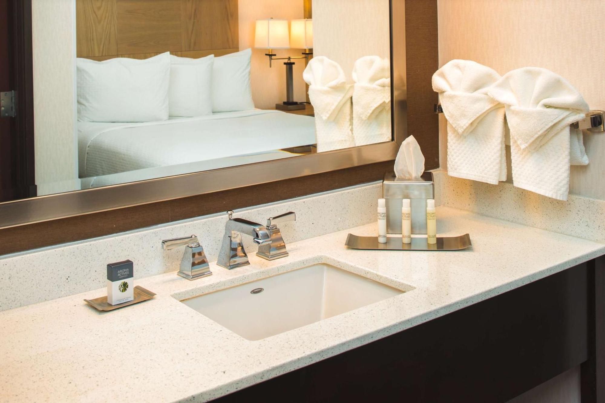 Doubletree By Hilton Olympia Hotel Екстериор снимка