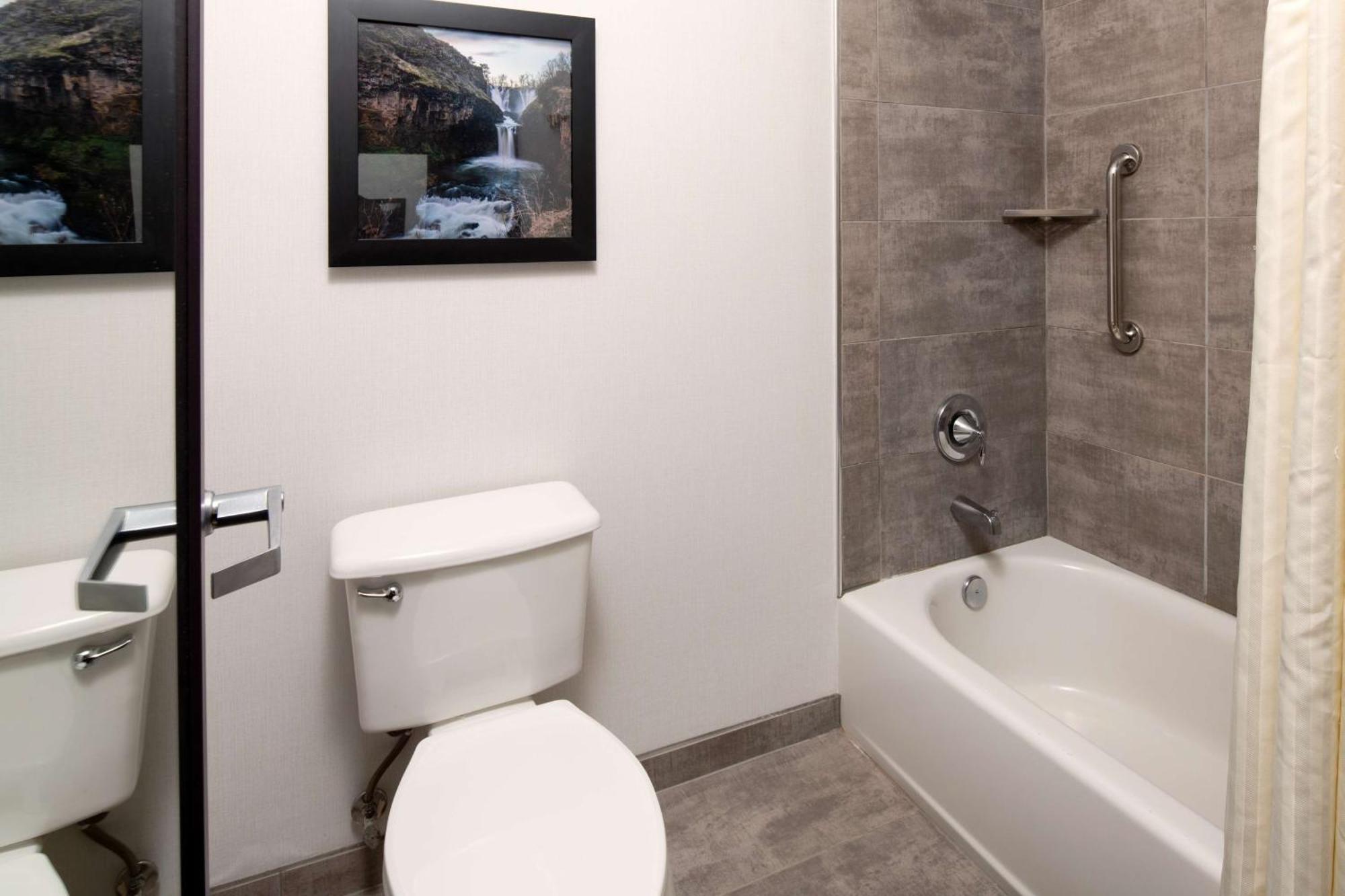 Doubletree By Hilton Olympia Hotel Екстериор снимка