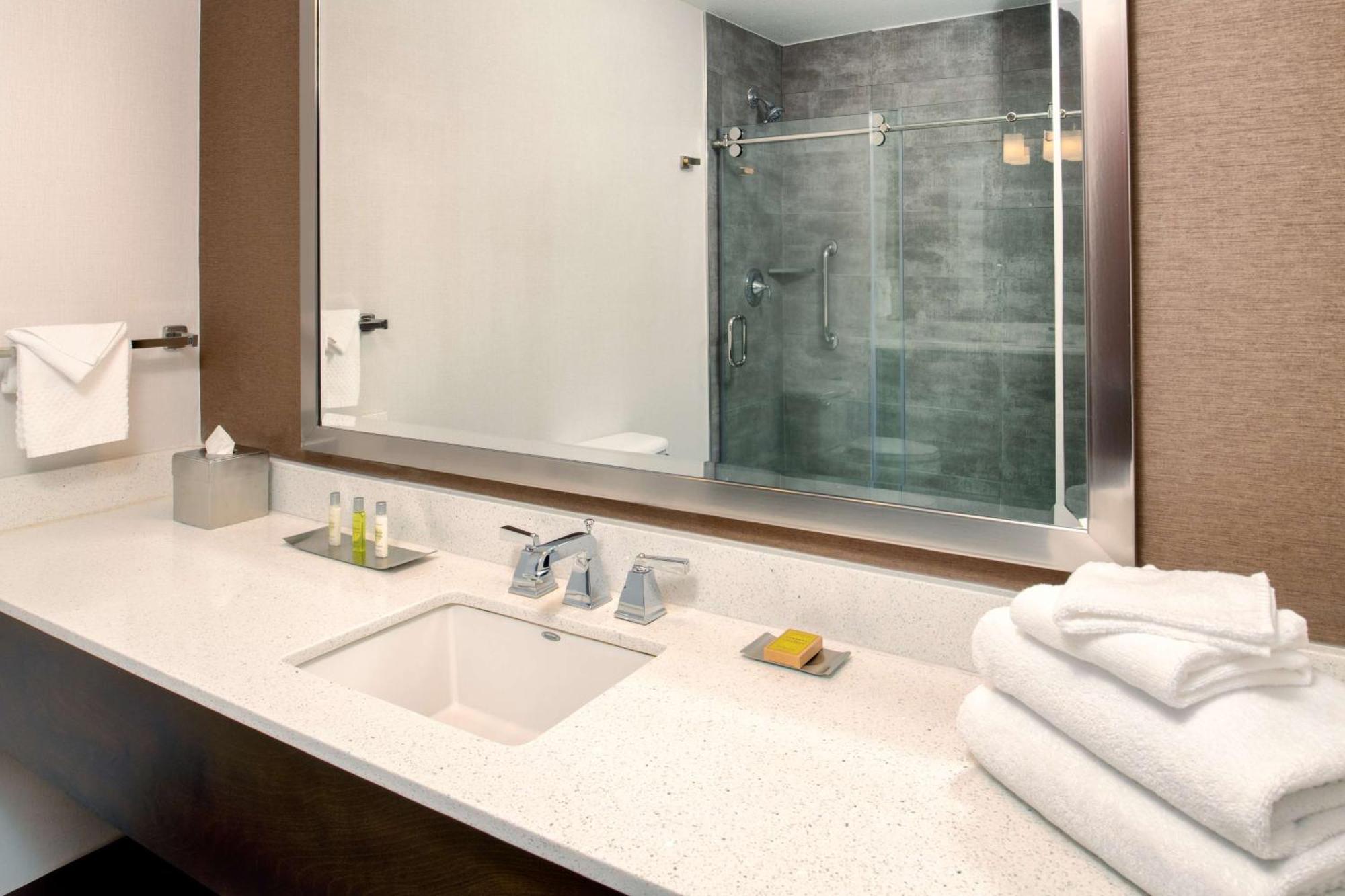 Doubletree By Hilton Olympia Hotel Екстериор снимка