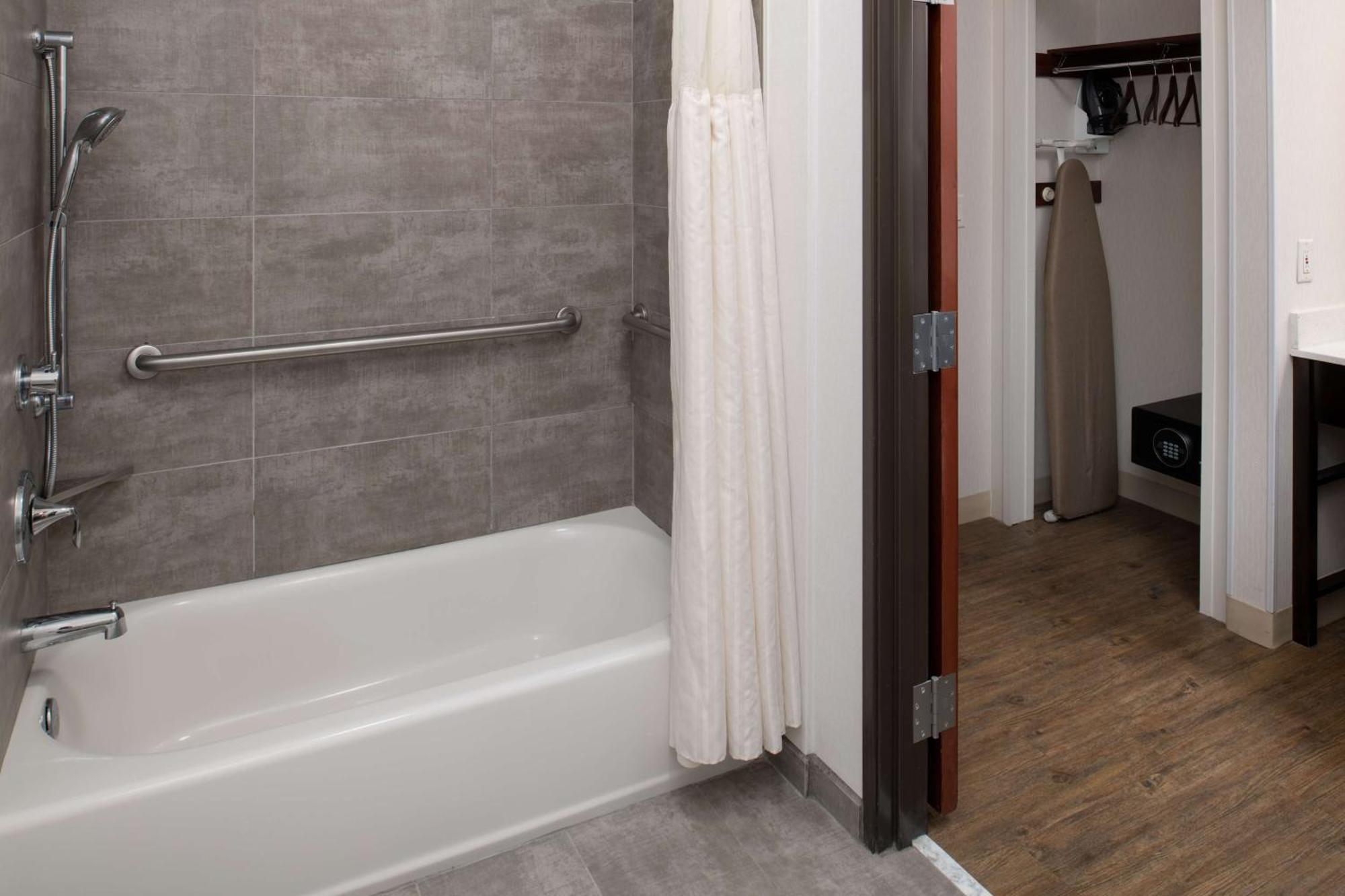 Doubletree By Hilton Olympia Hotel Екстериор снимка